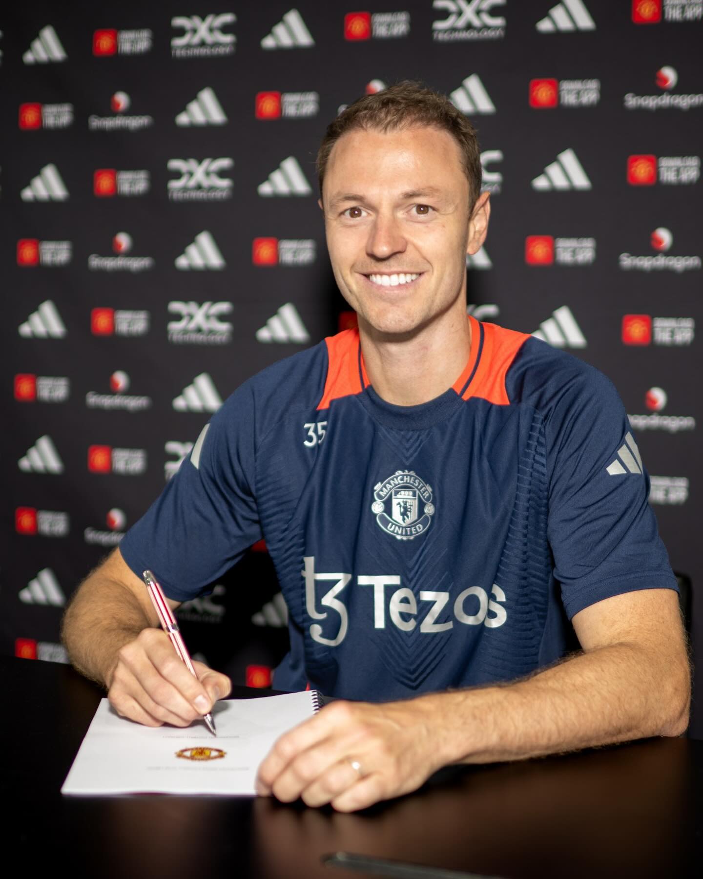 Jonny Evans Biography: Age, Wife, Children, Net Worth, Titles, Contracts, Salary, Height, Stats