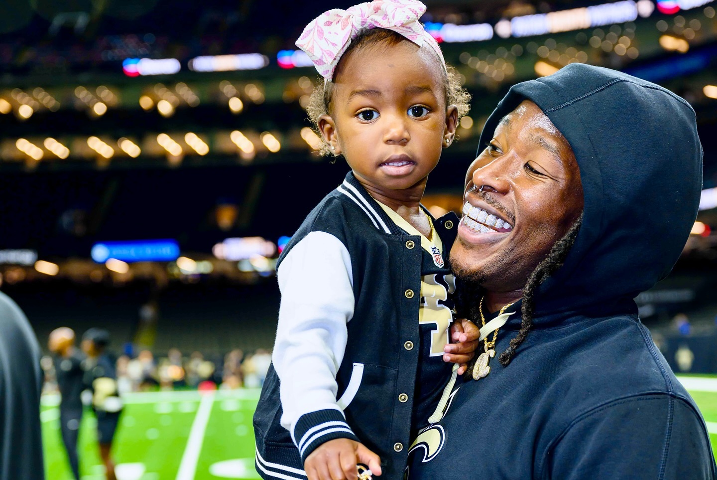 Alvin Kamara Biography: Age, Net Worth, Parents, Height, Siblings, Team, Girlfriend, Goals